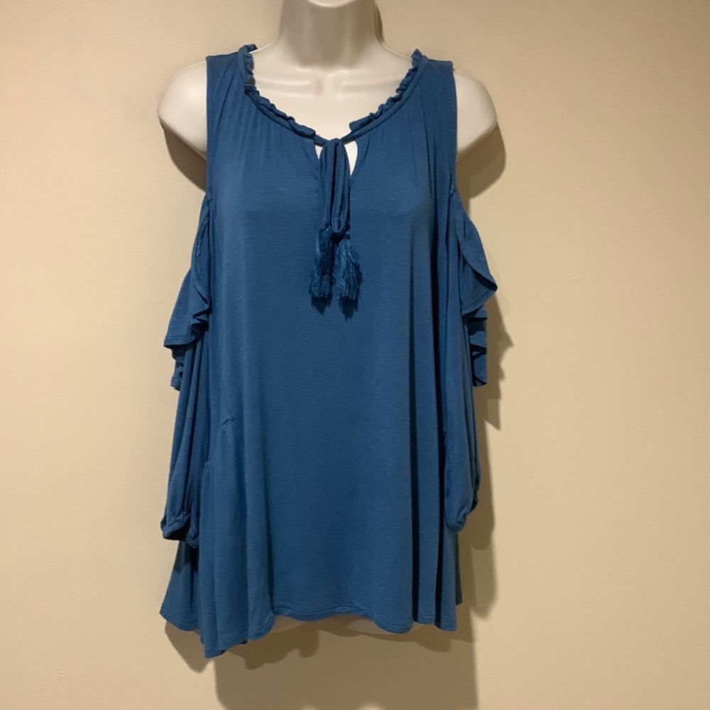 Ava James cold shoulder top